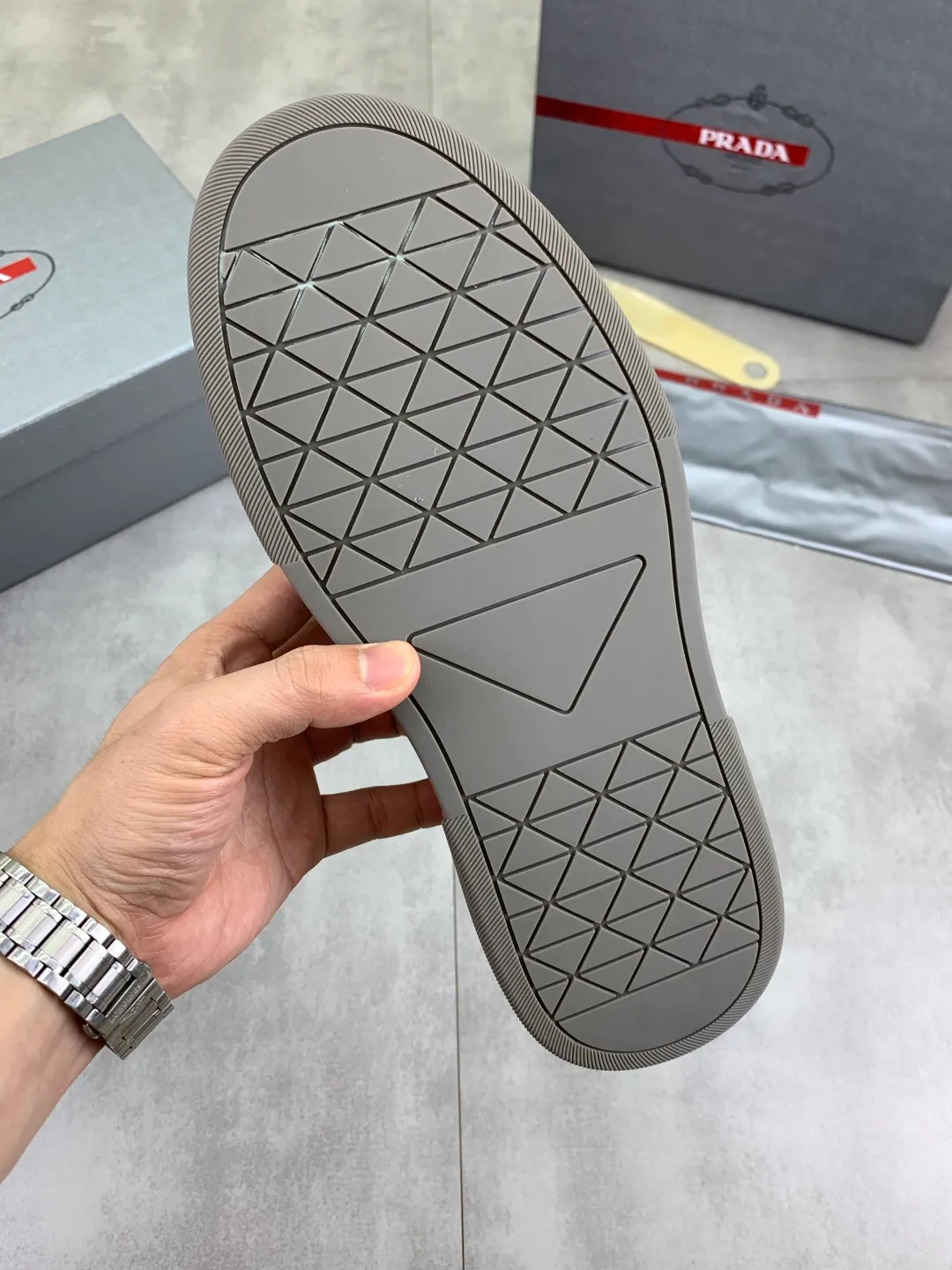 Men's men's shoes 💰P542💰 [New style] popular models are on the official website, 🆘 The trendy brand (Prada) mainly promotes popular models, avant-garde and versatile fashionable men's shoes private version mold opening, cowhide surface splicing 1:1.. Fashionable and simple, original imported cowhide lining cowhide feet; the atmosphere and personality are more fashionable, eye-catching and pursuing class. It will subvert the old idea and be a must-have for fashionistas with you! Must keep it! Tall and comfortable, large and low, high-end quality workmanship. Size: 38-44 3️⃣colors available.